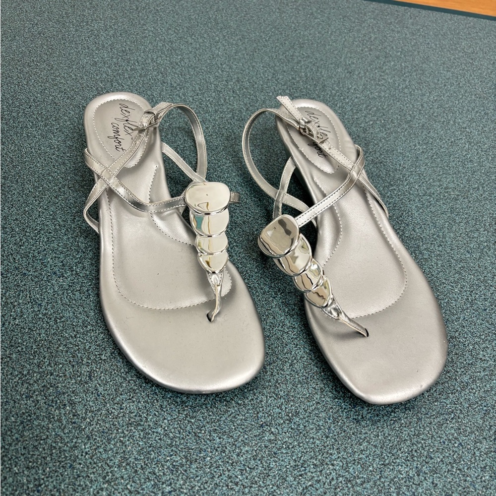 Dexflex. Silver. Wedge sandals.